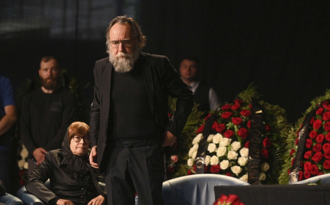 Triết gia Nga Dugin tại lễ tang con gái Daria. Ảnh: AP.