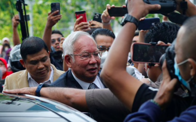 Cựu Thủ tướng Malaysia Najib Razak đến toà án hôm 23/8. (Ảnh: Reuters)