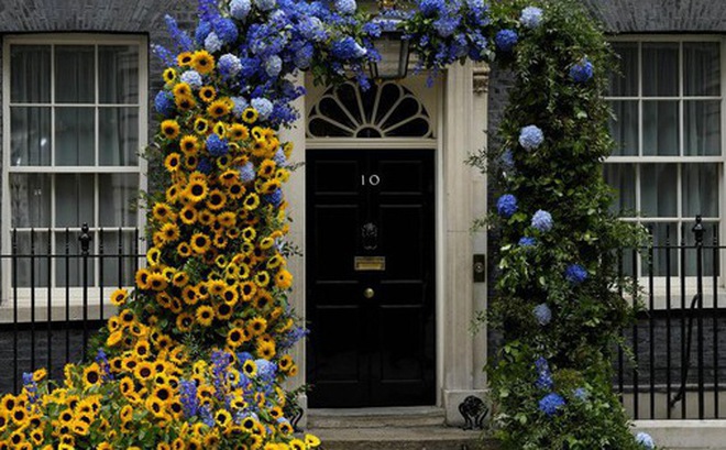 Cổng hoa trước Văn phòng Thủ tướng Anh ngày 23-8 - Ảnh: AP