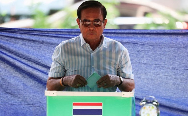 Ông Prayuth bỏ phiếu trong cuộc tổng tuyển cử năm 2019 - sự kiện đã đưa ông trở thành nhà lãnh đạo dân cử sau 5 năm đứng đầu chính quyền quân sự tại Thái Lan - Ảnh: REUTERS