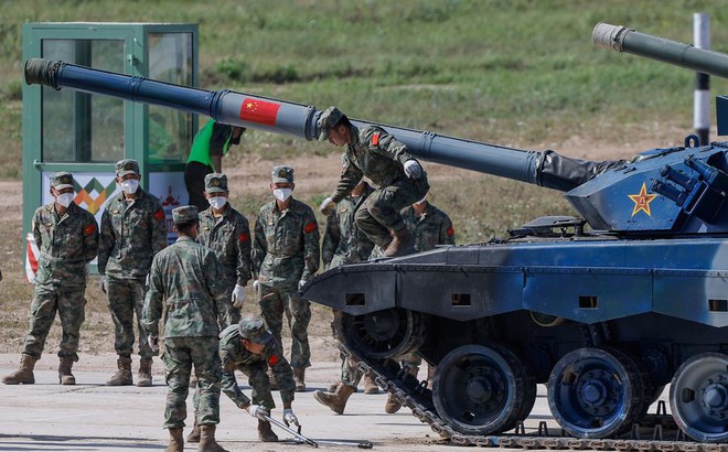 Đội Trung Quốc tham gia cuộc thi xe tăng tại Army Games 2022. Ảnh: Reuters