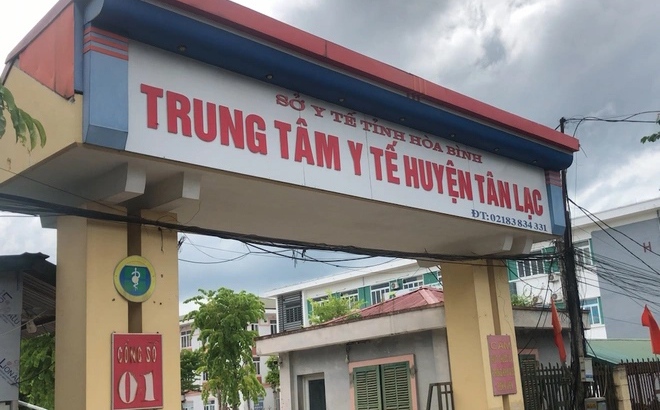 Trung tâm Y tế huyện Tân Lạc, nơi đang điều trị cho 2 trong số 4 nạn nhân. (Ảnh: Xuân Huy).