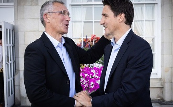 Tổng Thư ký NATO Jens Stoltenberg (trái) trong cuộc gặp Thủ tướng Canada Justin Trudeau hôm 25-8. Ảnh: NATO