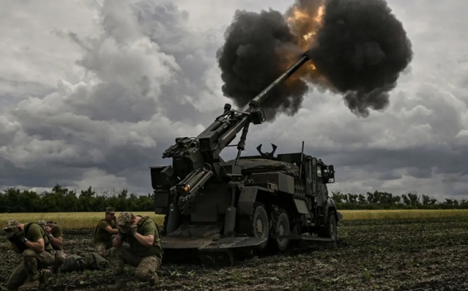 Binh sĩ Ukraine khai hỏa lựu pháo tự hành CAESAR của Pháp tại vùng Donbass ngày 15/6. Ảnh: AFP.