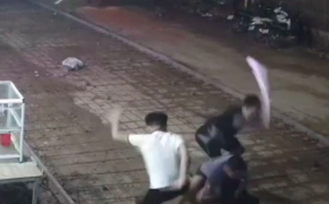 Hình ảnh các đối tượng tấn công nạn nhân được camera an ninh ghi lại. (Ảnh: Khmer Times)