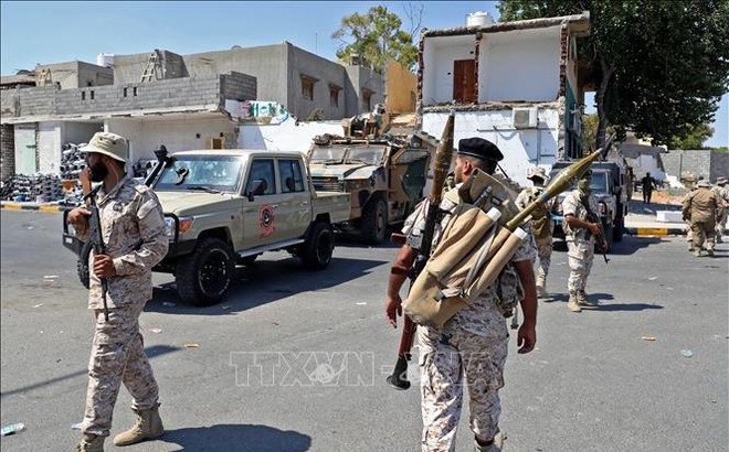 Binh sĩ thuộc Bộ Quốc phòng Libya gác tại khu vực ngoại ô Tripoli, Libya, ngày 22/7/2022. Ảnh minh họa: AFP/TTXVN