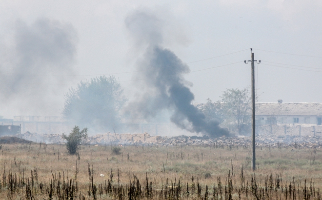 Khói bốc lên từ kho đạn của Nga ở làng Mayskoye, Crimea. Nguồn: AFP