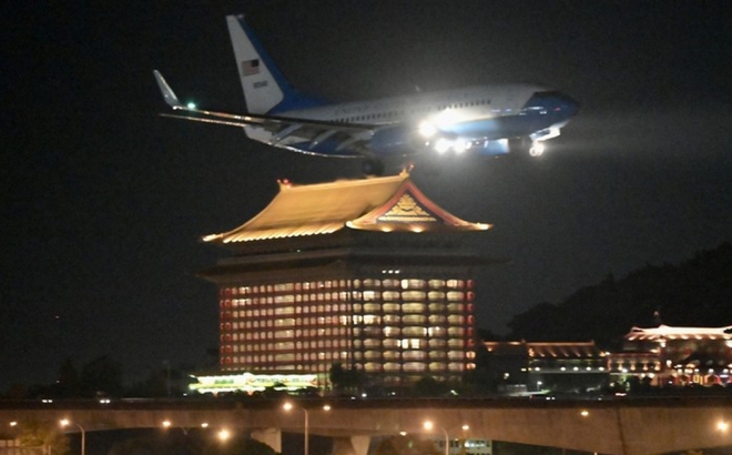 Máy bay quân sự chở bà Pelosi chuẩn bị hạ cánh xuống sân bay ở Đài Bắc. Ảnh: AFP