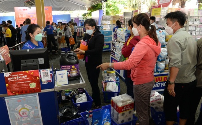 Nhiều công nhân sẽ nhận được tiền hỗ trợ thuê nhà trong tháng 8. Trong ảnh: công nhân mua sắm tại Ngày hội không tiền mặt ở Khu chế xuất Tân Thuận, TP.HCM - Ảnh: T.T.D.