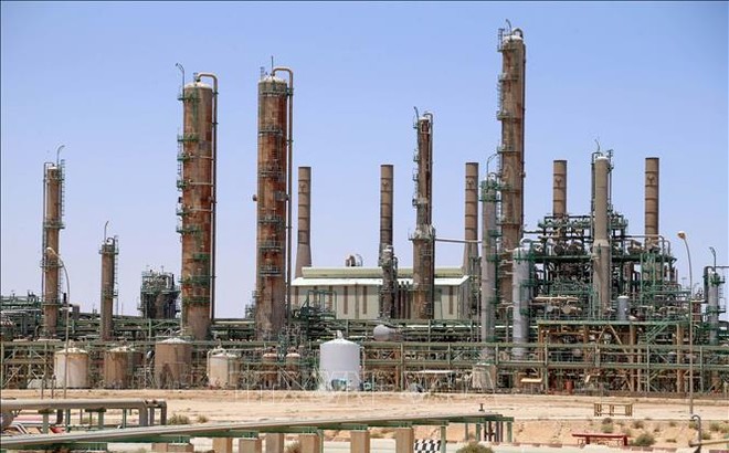 Một nhà máy lọc dầu ở Ras Lanuf, Libya. Ảnh: AFP/TTXVN
