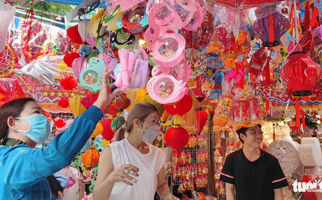 Lồng đèn có xuất xứ Việt Nam đang được bày bán nhiều ở đường Hải Thượng Lãn Ông, TP.HCM - Ảnh: N.TRÍ