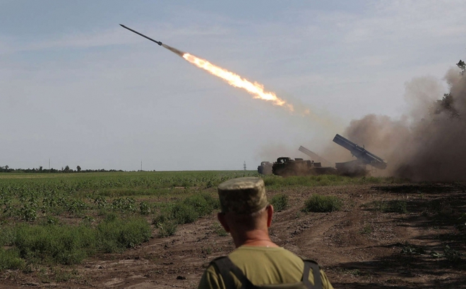 Pháo phản lực tự hành của quân đội Ukraine nhả đạn trên chiến trường. Ảnh: AFP.