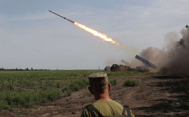 Pháo phản lực tự hành của quân đội Ukraine nhả đạn trên chiến trường. Ảnh: AFP.