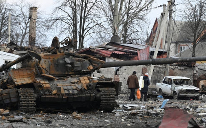 Xe tăng bị phá hủy tại thành phố Volnovakha thuộc nước Cộng hòa Nhân dân Donetsk tự xưng. Ảnh: Sputnik