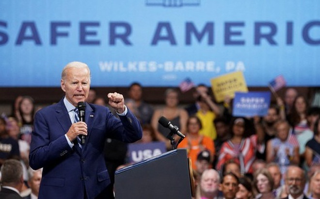 Tổng thống Biden trong bài phát biểu về bạo lực súng đạn, quyền của cảnh sát và kế hoạch "Nước Mỹ an toàn hơn" tại Pennsylvania ngày 30-8 - Ảnh: REUTERS