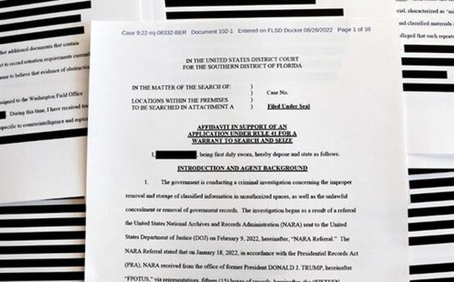 Ông Donald Trump phủ nhận bất kỳ hành vi sai trái nào nhưng không đưa ra lời giải thích chính đáng về lý do ông sở hữu các tài liệu này hoặc không trả lại chúng sớm hơn. Ảnh: Bloomberg