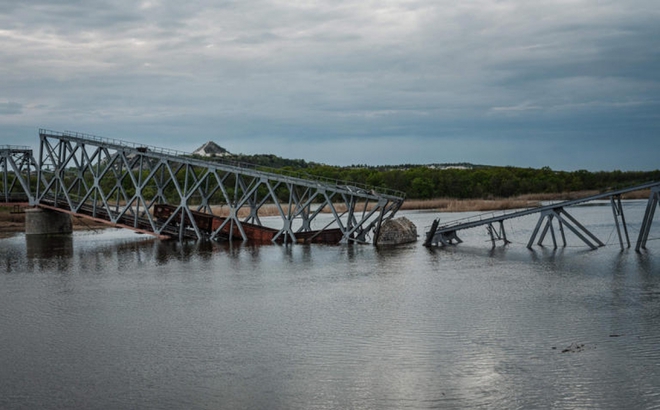 Một cầu đường sắt bị phá hủy ở Raygorodok, phía Đông Ukraine ngày 29/4/2022. Ảnh: AFP