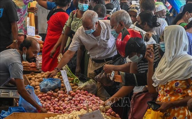Người dân mua thực phẩm tại một khu chợ ở Colombo, Sri Lanka, ngày 12/5/2022. Ảnh: AFP/TTXVN