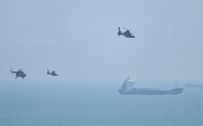 Trực thăng quân sự của Trung Quốc bay ngang qua đảo Pingtan. Ảnh: Getty