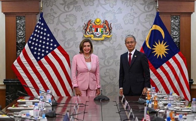 Chủ tịch Hạ viện Mỹ Nancy Pelosi hội đàm với Chủ tịch Hạ viện Malaysia Azhar Azizan Harun trước khi thăm Đài Loan (Trung Quốc) tối 2/8. Ảnh: Reuters.