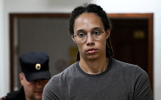 Vận động viên bóng rổ Mỹ Brittney Griner bị kết án 9 năm tù vì mang cần sa y tế vào Nga - Ảnh: REUTERS