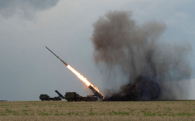 Ukraine khai hỏa hệ thống tên lửa phóng loạt Bureviy tại một vị trí ở khu vực Kharkiv ngày 4/8. Ảnh: Reuters