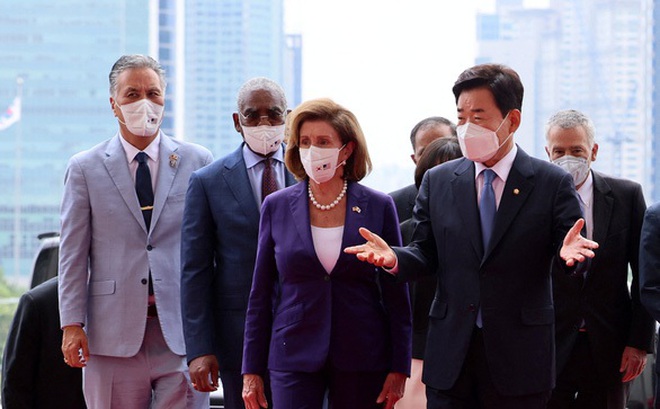 Chủ tịch Hạ viện Mỹ Nancy Pelosi được Chủ tịch Quốc hội Hàn Quốc Kim Jin Pyo chào đón ở Seoul, Hàn Quốc, ngày 4-8 - Ảnh: YONHAP