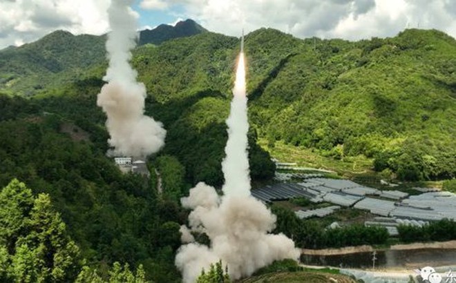 Trung Quốc phóng tên lửa quanh Đài Loan hôm 4-8. Ảnh: Weibo