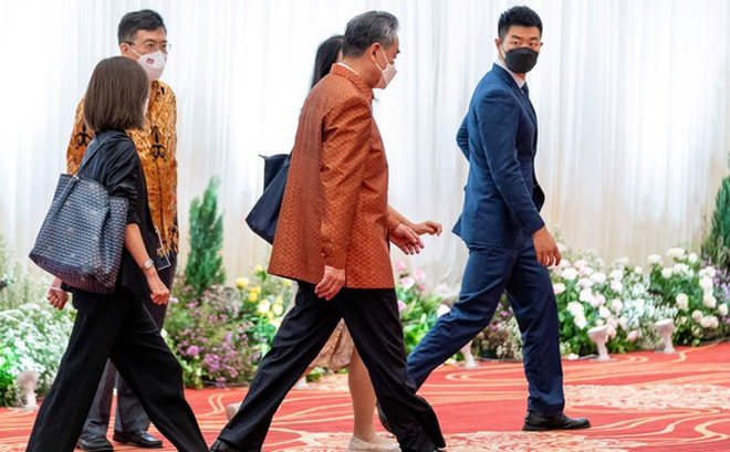 Ngoại trưởng Trung Quốc Vương Nghị rời tiệc chiêu đãi ngoại trưởng ASEAN và các nước đối tác tối 4-8 chỉ vài phút sau khi đến - Ảnh: REUTERS