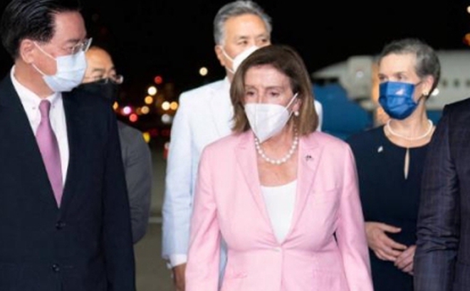 Quan chức Đài Loan (Trung Quốc) đón tiếp bà Pelosi tại sân bay. (Ảnh: Reuters).