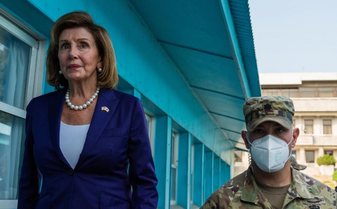 Chủ tịch Hạ viện Mỹ Nancy Pelosi tới Khu phi quân sự ở biên giới Hàn Quốc-Triều Tiên. Ảnh: CNN