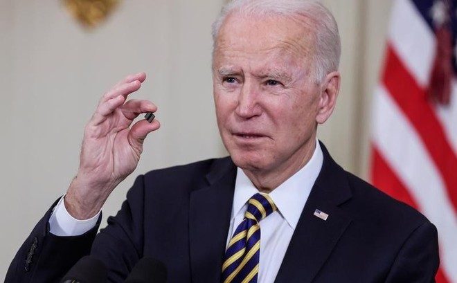 Tổng thống Mỹ Joe Biden giới thiệu về chip bán dẫn. Ảnh: Reuters