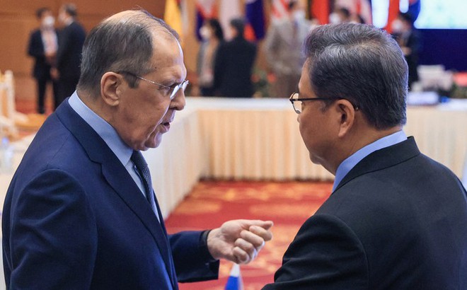Ngoại trưởng Nga Sergey Lavrov (bên trái) và người đồng cấp Trung Quốc Vương Nghị tại Phnom ngày 5/8. Ảnh: AFP