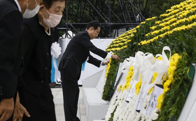 Thủ tướng Nhật Kishida Fumio đặt vòng hoa tại lễ kỷ niệm 77 năm ngày xảy ra vụ ném bom hạt nhân đầu tiên trên thế giới tại công viên Tưởng niệm Hòa bình ở Hiroshima, miền tây Nhật Bản, ngày 6-8 - Ảnh: KYODO