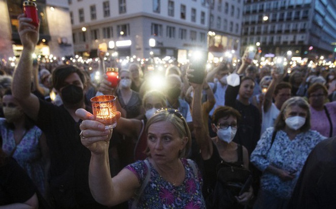 Người Áo thắp nến tưởng nhớ nữ bác sĩ Lisa-Maria Kellermayr ở Vienna, Áo hôm 1-8 - Ảnh: AFP