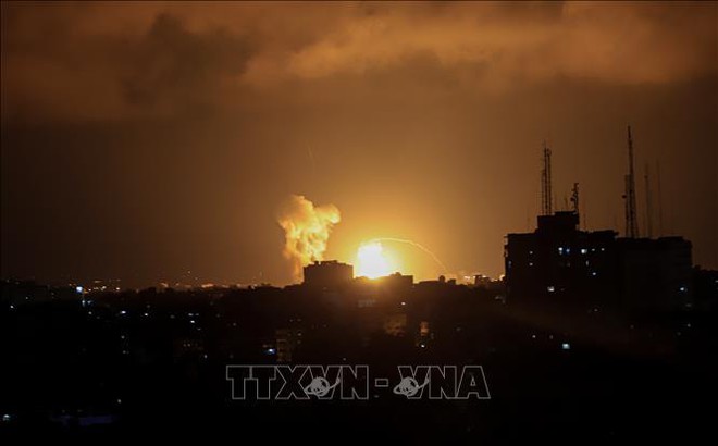 Khói lửa bốc lên sau loạt không kích của Israel xuống Dải Gaza ngày 5/8/2022. Ảnh: THX/TTXVN