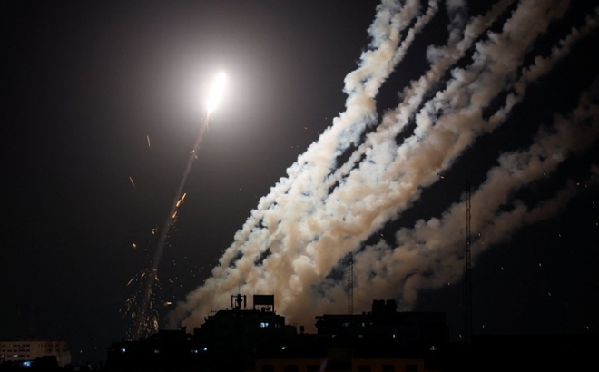 Rocket phóng từ Gaza sang Israel. Ảnh: Reuters.