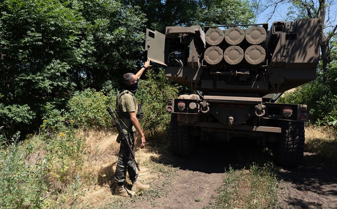 Binh sĩ Ukraine với hệ thống pháo phản lực HIMARS ở ở khu vực Donbass ngày 1/7. (Ảnh: Washington Post).