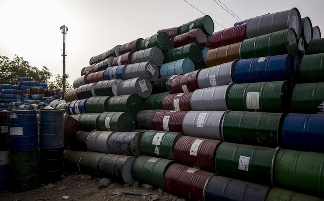 Các thùng dầu ở Faridabad, Ấn Độ. Ảnh: Bloomberg