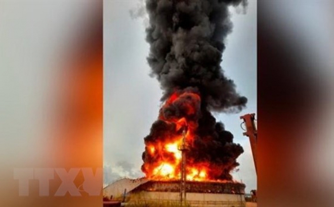 Khói lửa bốc ngùn ngụt tại hiện trường bể chứa dầu thô trong khu công nghiệp gần thành phố Matanzas, Cuba ngày 5/8. (Ảnh: CNN/TTXVN)