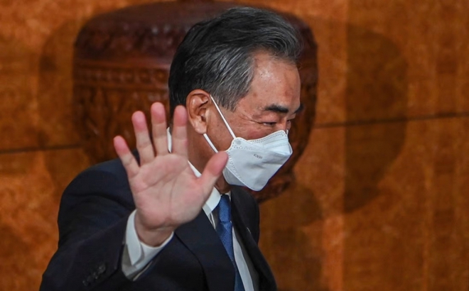 Ngoại trưởng Trung Quốc Vương Nghị 2 lần rời bỏ sự kiện ở Campuchia để phản đối việc Trung Quốc bị tố phản ứng thái quá trong vấn đề Đài Loan. Ảnh: AFP.