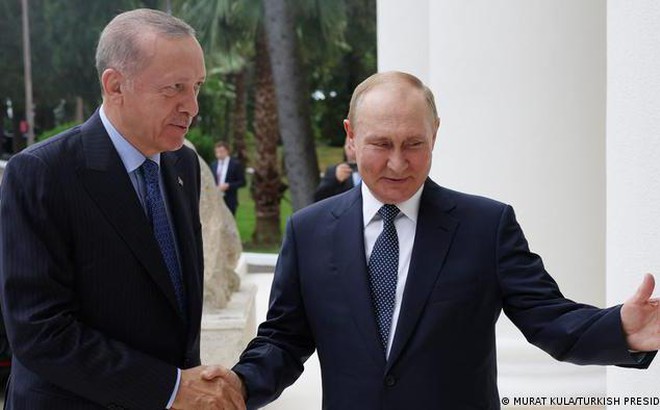 Tổng thống Thổ Nhĩ Kỳ Erdogan (trái) và người đồng cấp Nga Putin tại ở Sochi. Ảnh: AFP