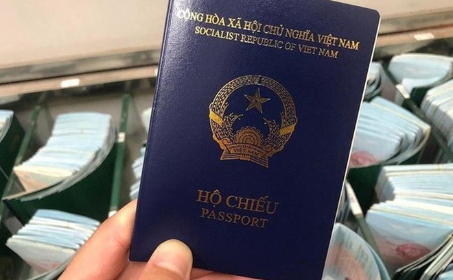 Hộ chiếu mẫu mới màu xanh tím than của Việt Nam - Ảnh: Cổng thông tin điện tử Chính phủ
