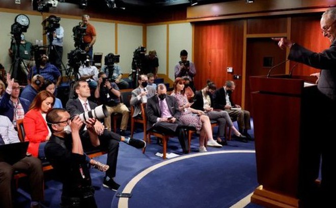 Lãnh đạo đa số Thượng viện Chuck Schumer giới thiệu dự luật 430 tỉ USD tại Điện Capitol. Ảnh: Reuters