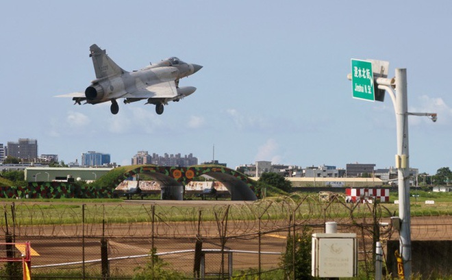 Máy bay chiến đấu của Đài Loan hạ cánh tại căn cứ không quân Tân Trúc ngày 7-8 - Ảnh: REUTERS