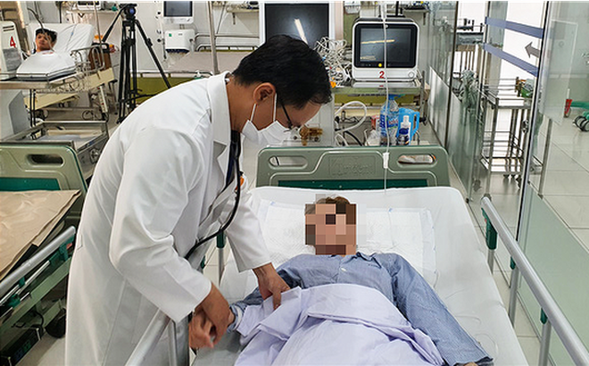 Bệnh nhân nữ L.T.N.H. (20 tuổi, ngụ tỉnh Bình Định) đang được điều trị tại Bệnh viện Đa khoa khu vực Thủ Đức - Ảnh: MINH HÒA