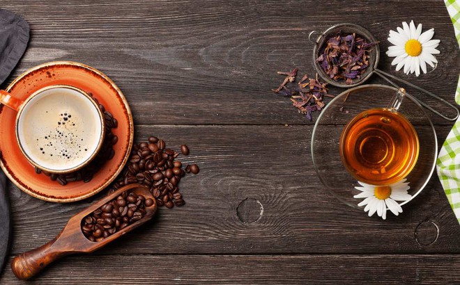 Người Việt Nam thường uống trà và cà phê như một phần trong nếm đời. Đây không chỉ là một thói quen mà còn là một phần của văn hóa của chúng ta. Hãy cùng chiêm ngưỡng hình ảnh này với sự kết hợp độc đáo giữa chén trà và cốc cà phê.