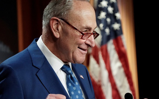 Lãnh đạo phe đa số tại Thượng viện Mỹ Chuck Schumer thông báo kết quả vòng bỏ phiếu thông qua Dự luật giảm lạm phát (IRA) ở thủ đô Washington D.C, Mỹ ngày 7-8 - Ảnh: REUTERS