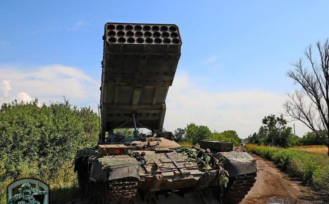 Pháo phản lực nhiệt áp quân đội Nga trên chiến trường Donetsk. Ảnh News Front.