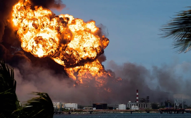 Vụ cháy kho dầu tại cảng Matanzas gây thiệt hại nghiêm trọng. Ảnh: Guardian